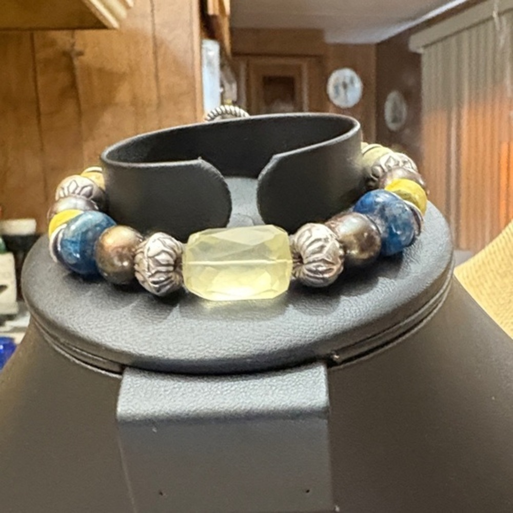 Elegant Beaded Bracelet with Silver Accents​